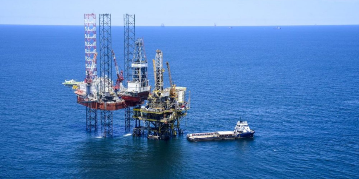 Operaciones de extracción de petróleo de PEMEX en el mar.