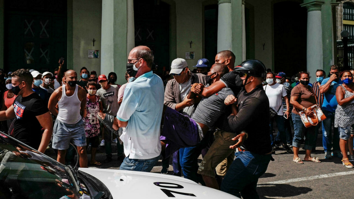 Un cubano detenido por la policía política el pasado 11 de julio en La Habana.