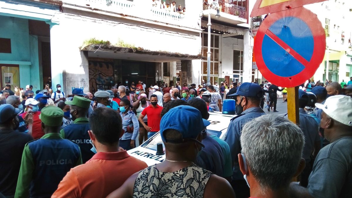 Fuerzas del régimen ante una protesta en La Habana.