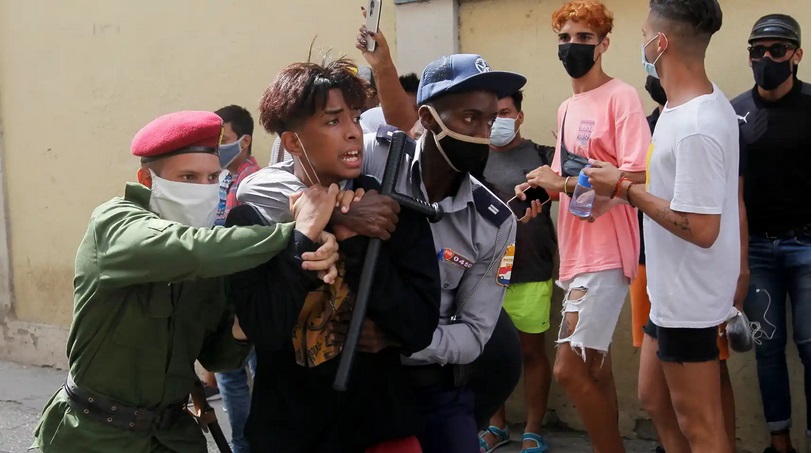 Fuerzas del régimen detienen a un joven en La Habana durante las protestas del domingo en Cuba.