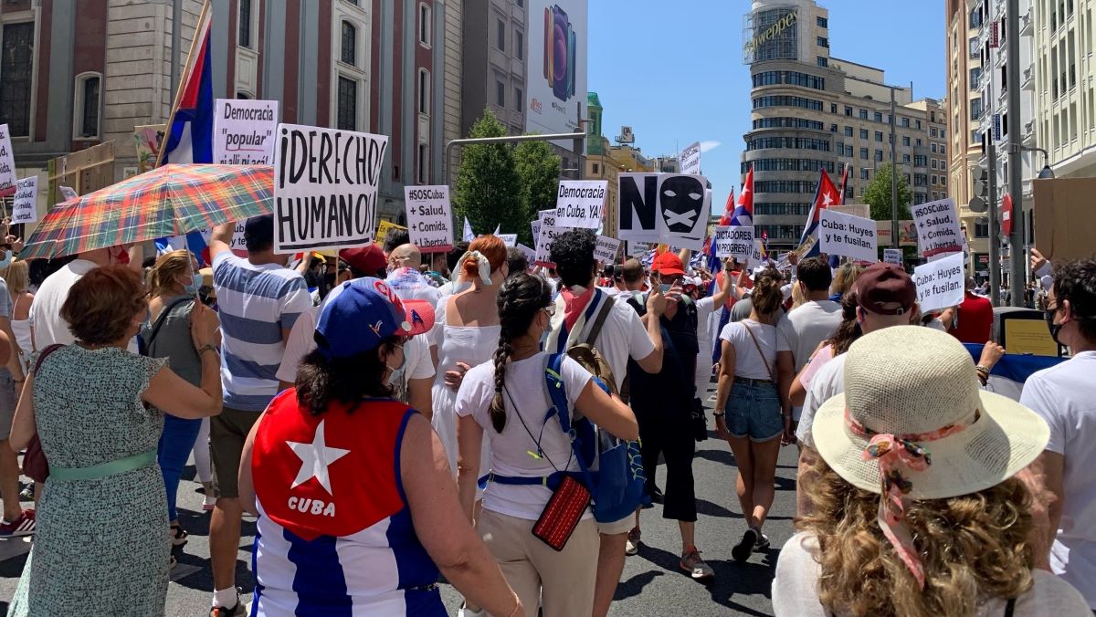 Cubanos se manifiestan en Madrid por libertades en la Isla, el domingo 25 de julio.