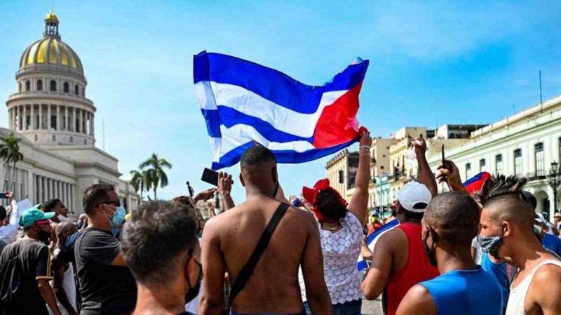 Cubanos se manifiestan frente al Capitolio de La Habana.