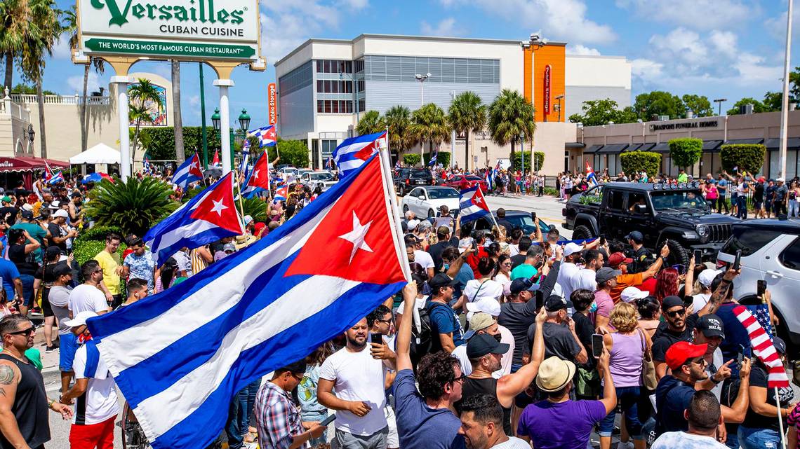 Cubanos protestan en la ciudad de Miami.