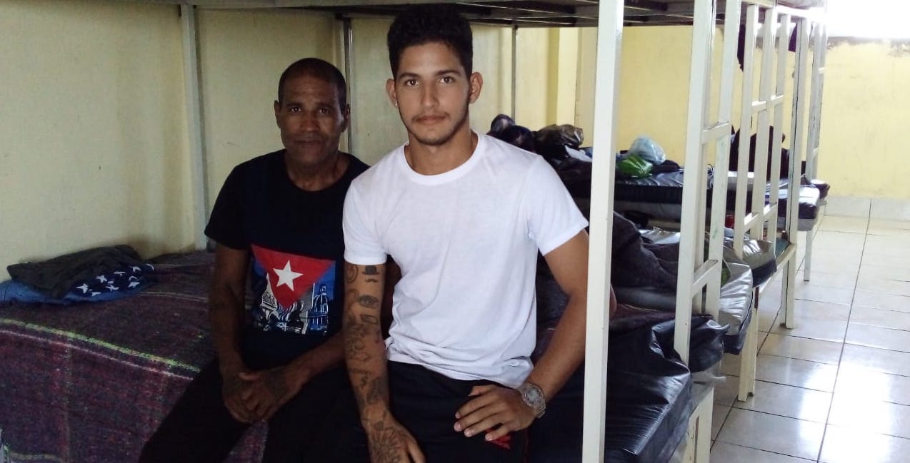El opositor cubano Daniel Llorente (izq) junto a su hijo Eliezer en Nuevo Laredo, México.