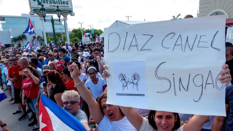 Cubanos protestan en Miami con un cartel que dice "Díaz-Canel singao".
