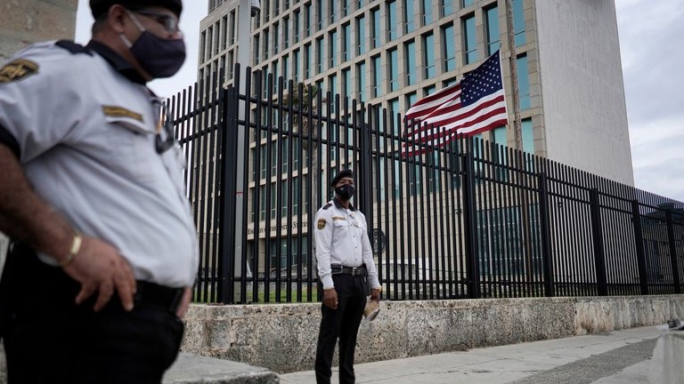 Agentes de seguridad ante el edificio de la Embajada de EEUU en La Habana.