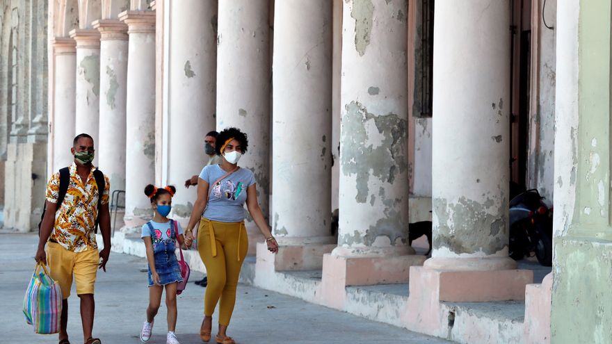 Una familia cubana usando nasobuco.