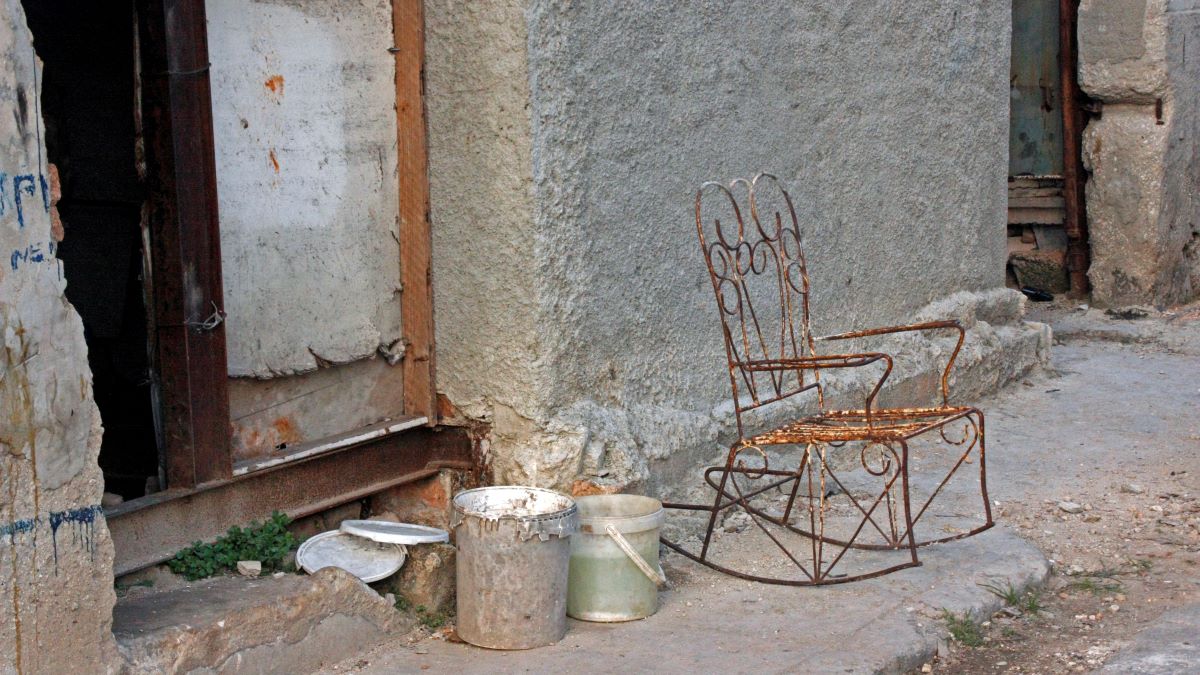 Un sillón oxidado en el exterior de una vivienda en Cuba.