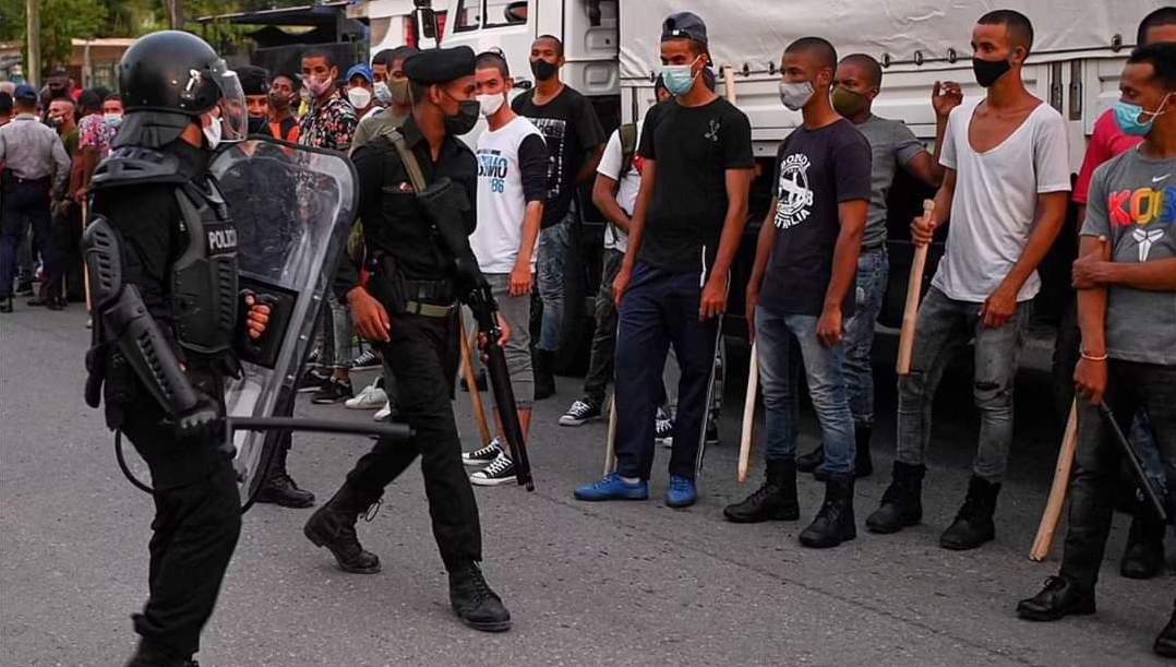 Jóvenes listos para reprimir protestas en La Habana.