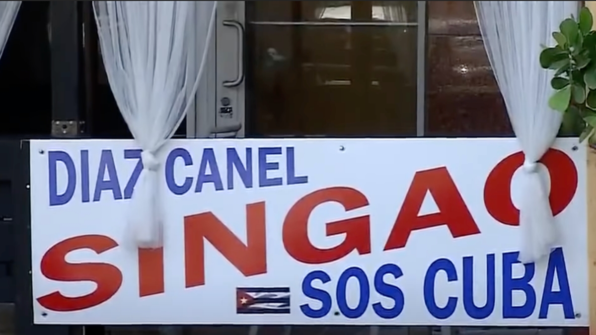 El cartel 'Díaz-Canel singao' en un restaurante de Miami.