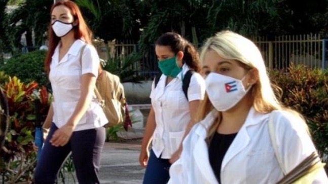 Estudiantes de medicina en Cuba caminan por la calle. 