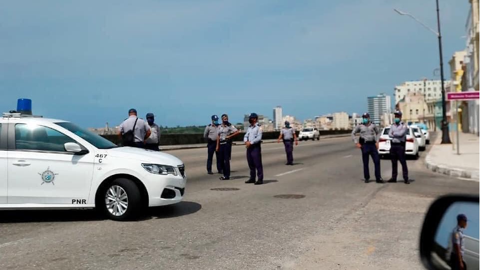 Policías en el Malecón de La Habana. 