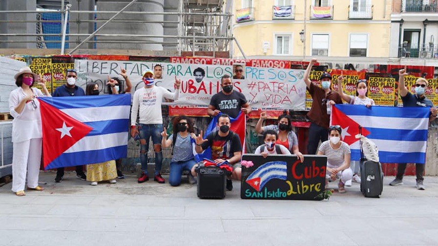 Cubanos en Madrid exigen la liberación de los presos políticos del régimen cubano.