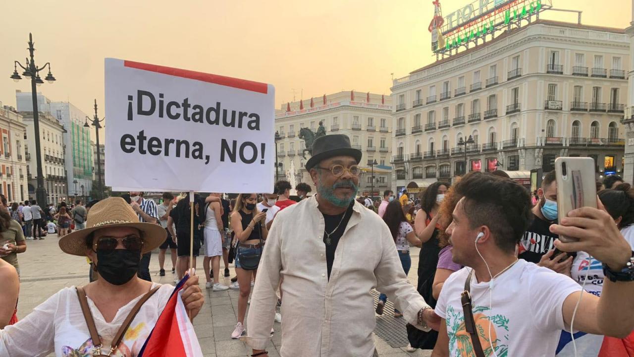 El músico cubano Pancho Céspedes durante la protesta en Madrid.