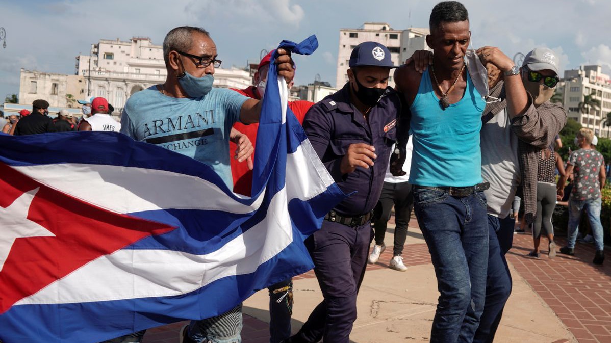 La policía cubana detiene a una persona durante las protestas en contra del Gobierno de Díaz-Canel en La Habana