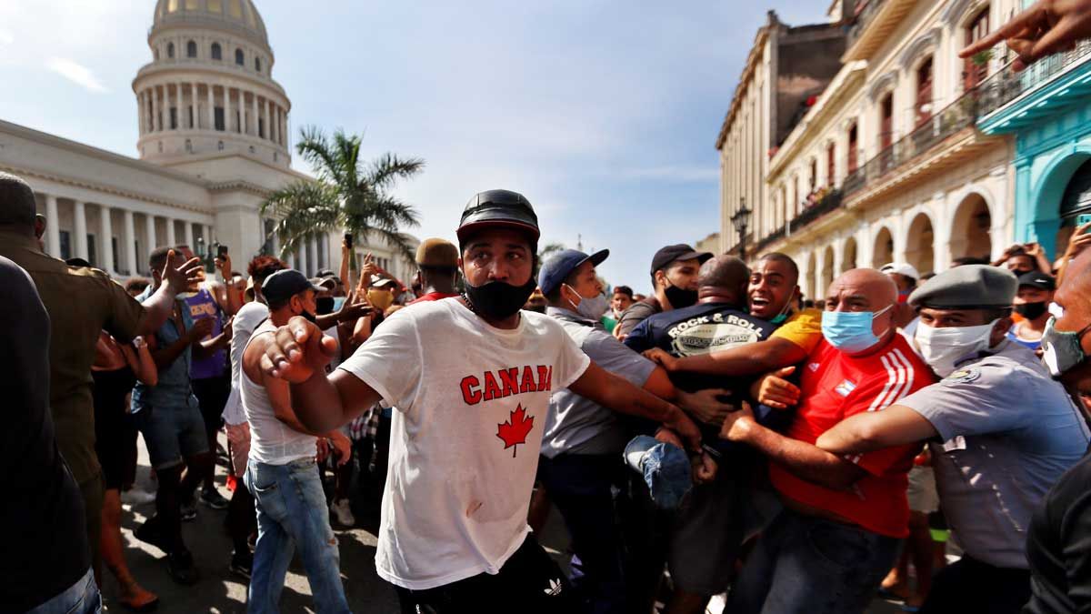 Represión de los manifestantes pacíficos en La Habana el 11J.