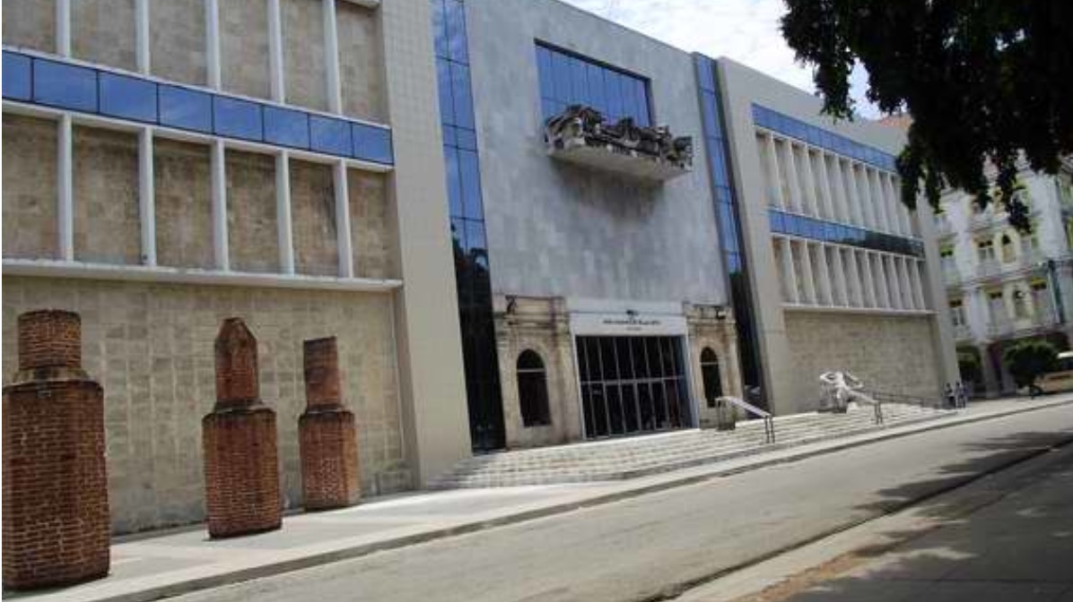 Entrada de la sede dedicada al arte cubano del Museo Nacional de Bellas Artes.