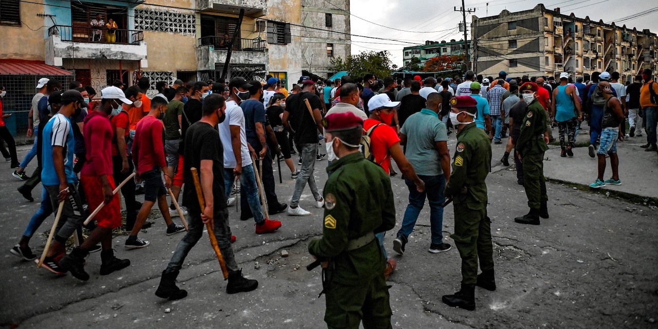 Turbas parapoliciales armadas con palos para reprimir a manifestantes en La Habana el 11 de julio.