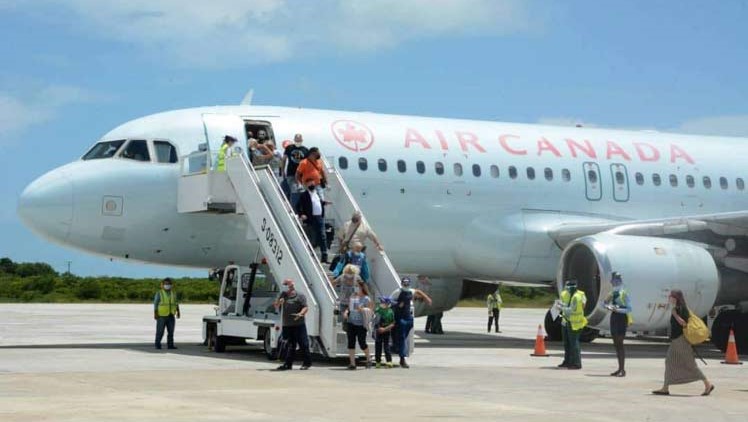 Turistas canadienses en un vuelo de Air Canada.