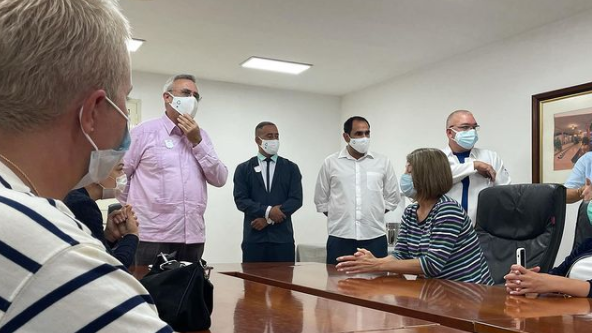 Turistas rusos que estuvieron confinados en Varadero reciben explicaciones de los funcionarios cubanos.