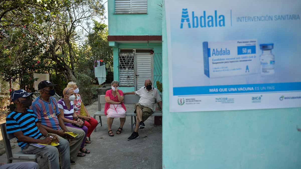 Varias personas esperan para recibir una dosis del candidato vacunal Abdala en La Habana.