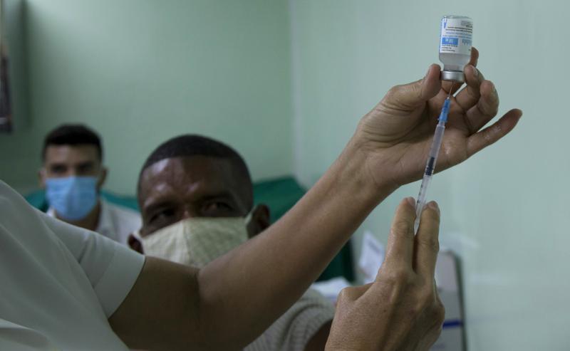 Una enfermera cubana se prepara para inyectar un candidato vacunal.