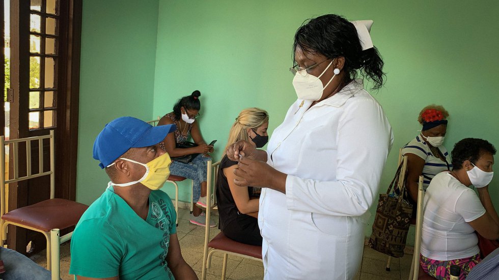 Personas en espera de vacunarse en Cuba. 