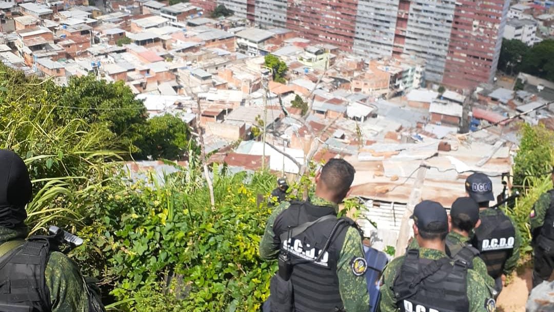 Operativo militar en los cerros alrededor de Caracas.