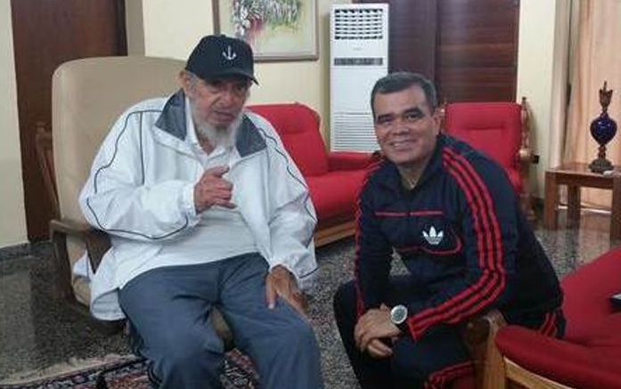 Vladimir Padrino (der.) visita a Fidel Castro, La Habana, 2015.