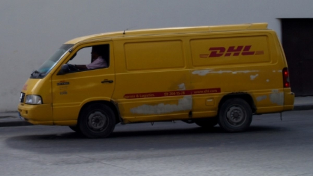 Vehículo de reparto de DHL en Cuba.