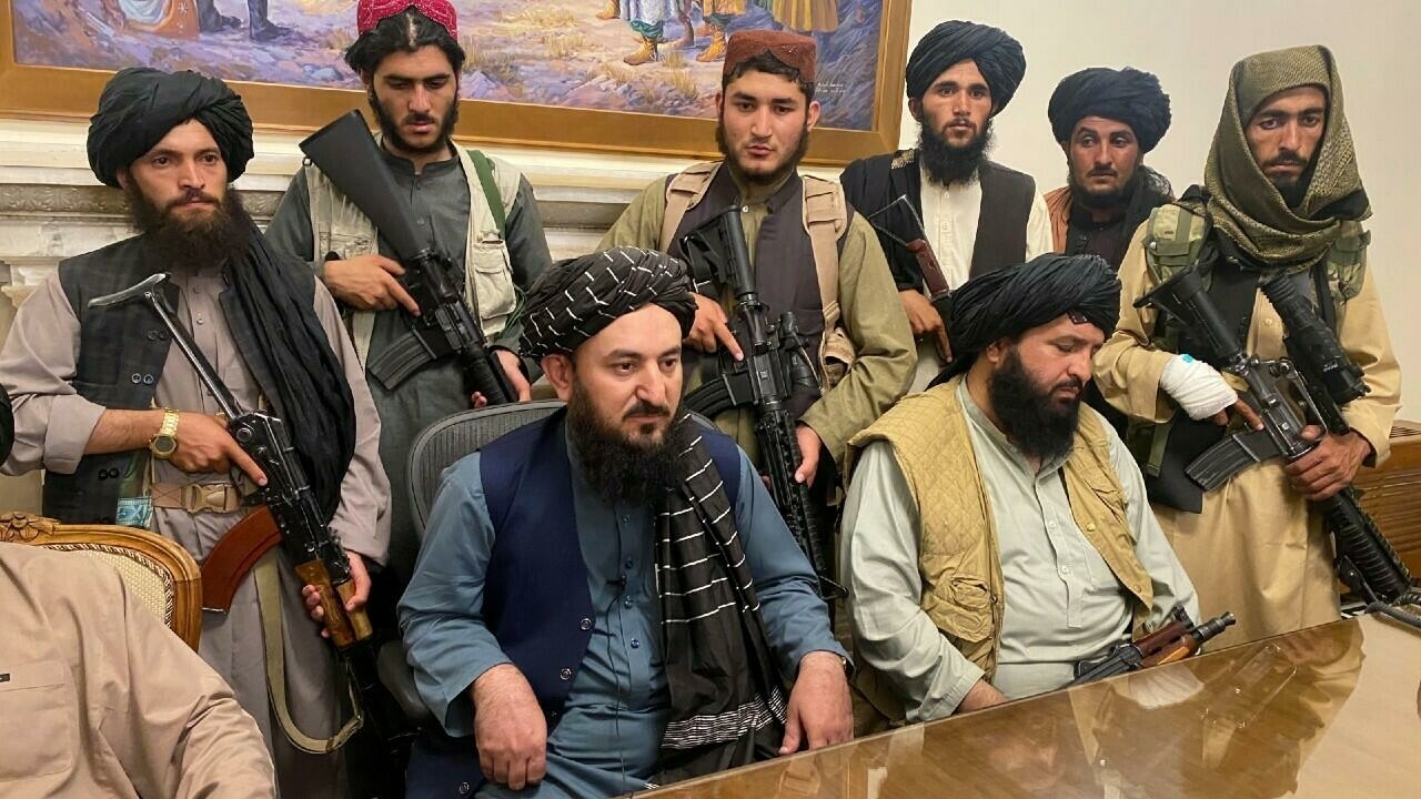Los combatientes talibanes toman el control del palacio presidencial afgano.