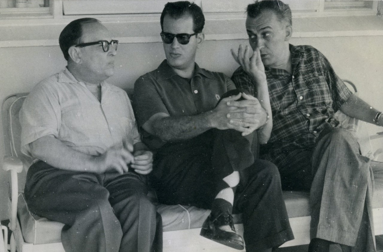 Aurelio de la Vega (centro) con el violinista Joseph Fuchs (izq.) y el cellista y conductor Howard Mitchell, Tarará, La Habana, 1956.
