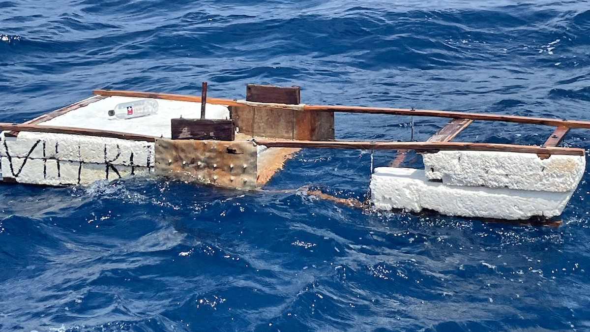 Embarcación improvisada del balsero cubano rescatado.