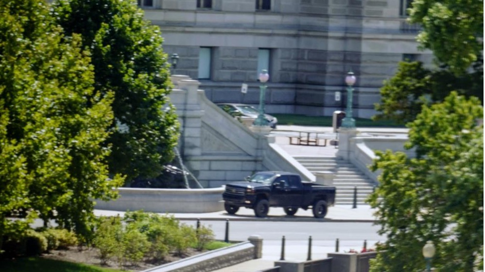 El auto con el presunto terrorista en las afueras del Capitolio.