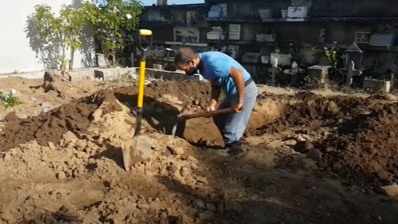 Excavación de fosas en el Cementerio de Cumanayagua.