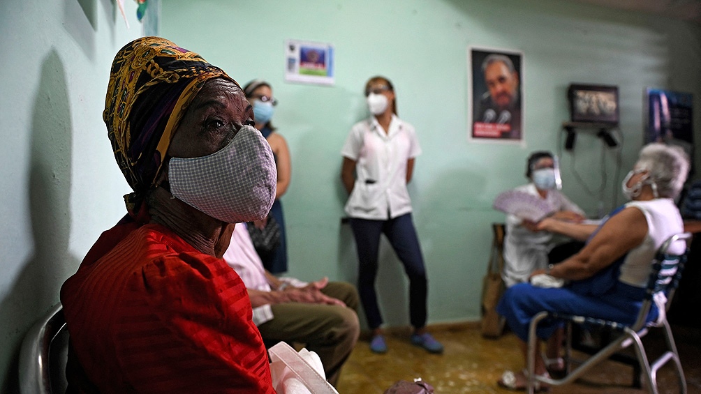 Cubanos con nasobuco en un consultorio médico.