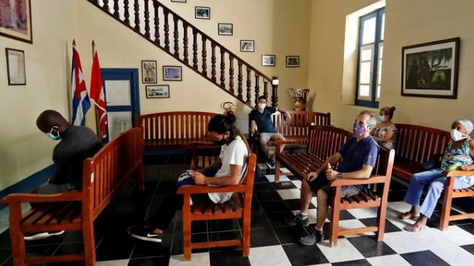 Pacientes cubanos en una consulta en La Habana.