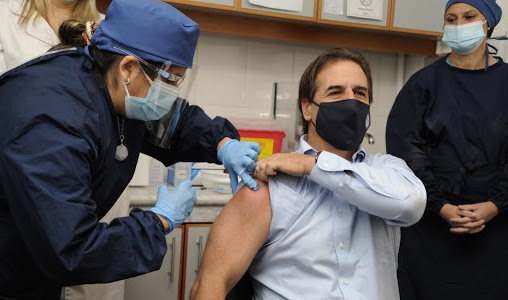 Luis Lacalle vacunándose contra el Covid-19.