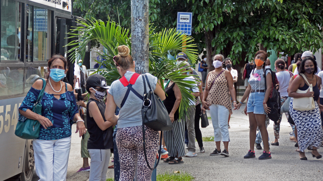 Una parada de guaguas en La Habana.