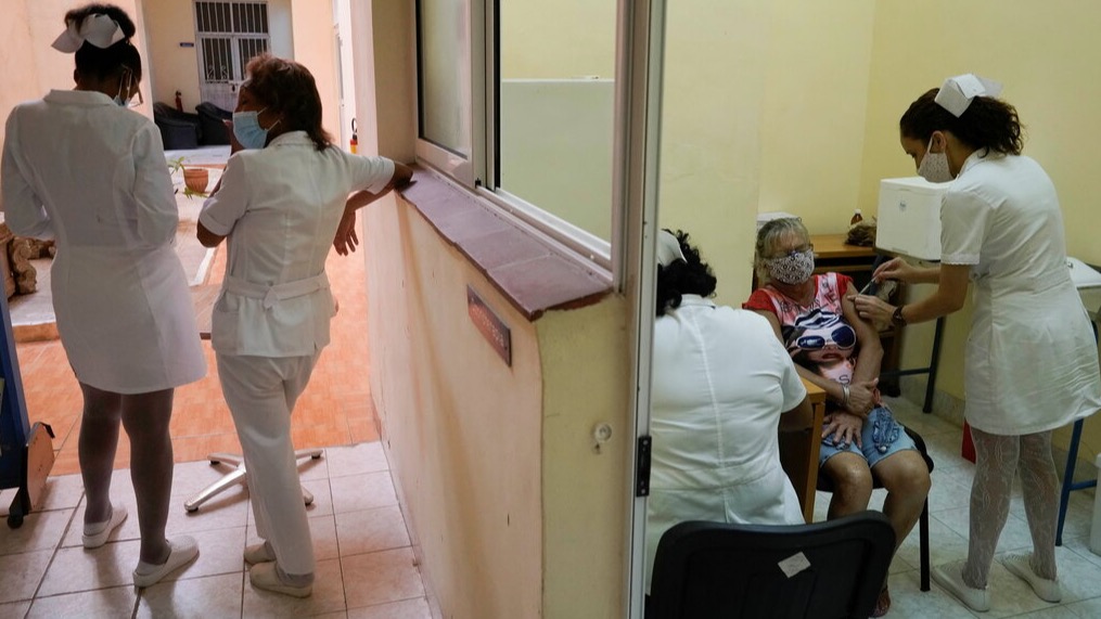 Centro de vacunación en La Habana.