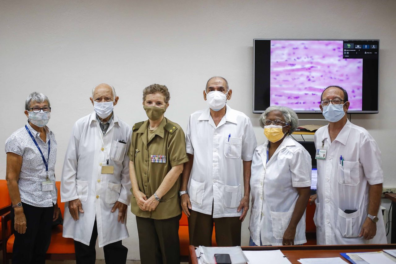 Grupo especial de trabajo de anatomía patológica para Covid-19, en el Hospital Hermanos Hameijeiras, en La Habana, Cuba, 26 de agosto de 2021.