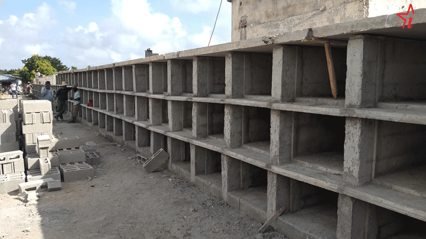 Construcción de nichos en el cementerio de la ciudad de Ciego de Ávila, Cuba.