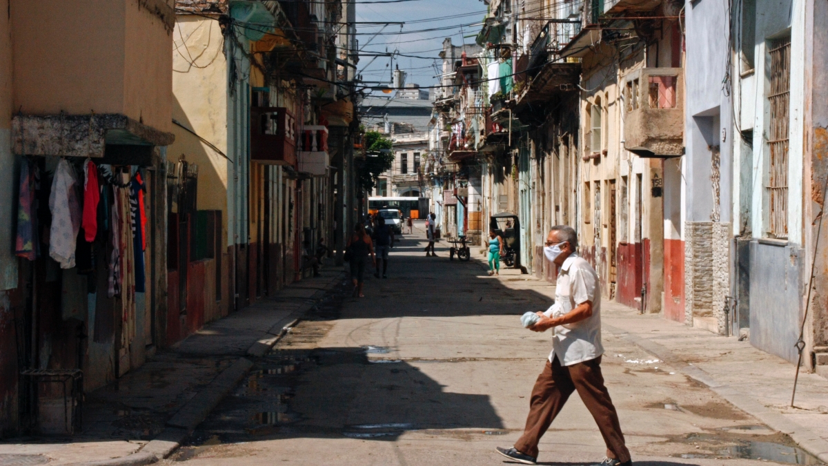 Un cubano con un nasobuco en La Habana.