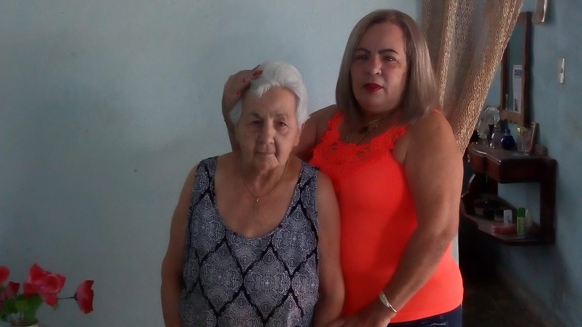 Bárbara Echemendía (derecha) y su madre en una imagen de archivo.