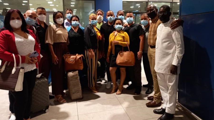 Médicos cubanos a su llegada a Ghana.