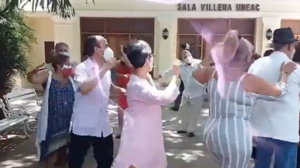Rogelio Polanco (con camisa blanca y nasobuco) en el baile de la UNEAC.