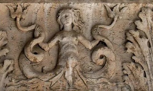Figura mitológica en un capitel.