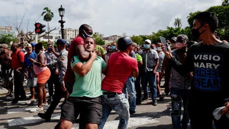 La policía política detiene a un cubano en las protestas del 11J.