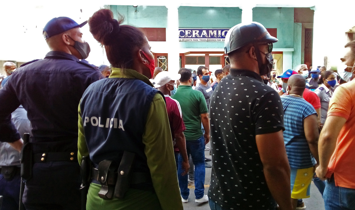 Policías mirando a los manifestantes en las protestas del 11J en La Habana.