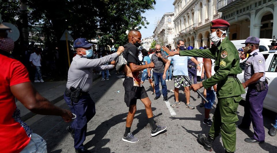 Agentes represivos cubanos detienen a un manifestante el pasado 11 de julio.